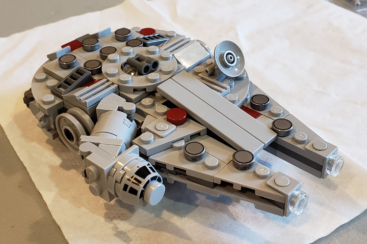 Micro UCS Falcon by Riskjockey With Steps from BrickLink Studio